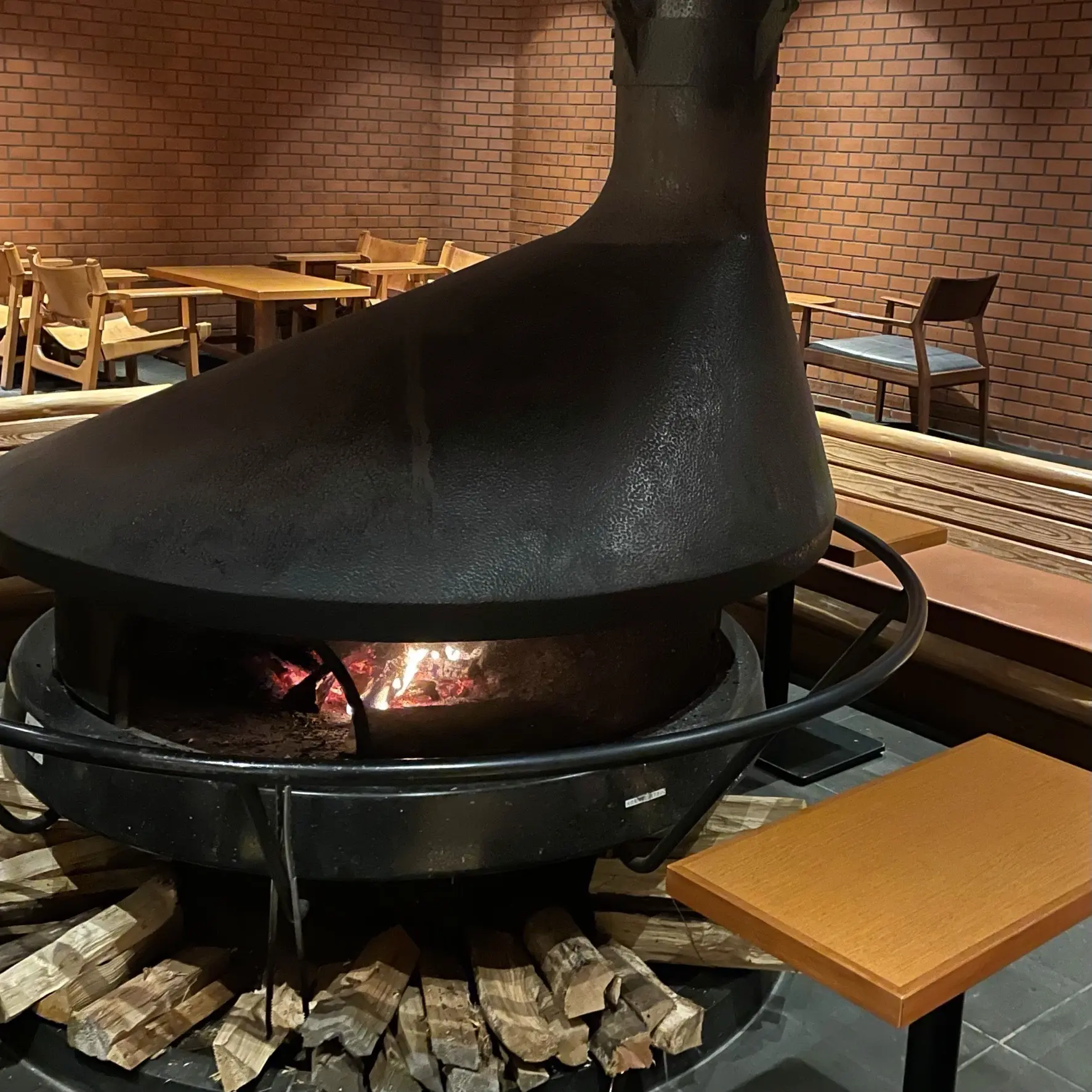 軽井沢プリンスホテルイーストのラウンジにある暖炉