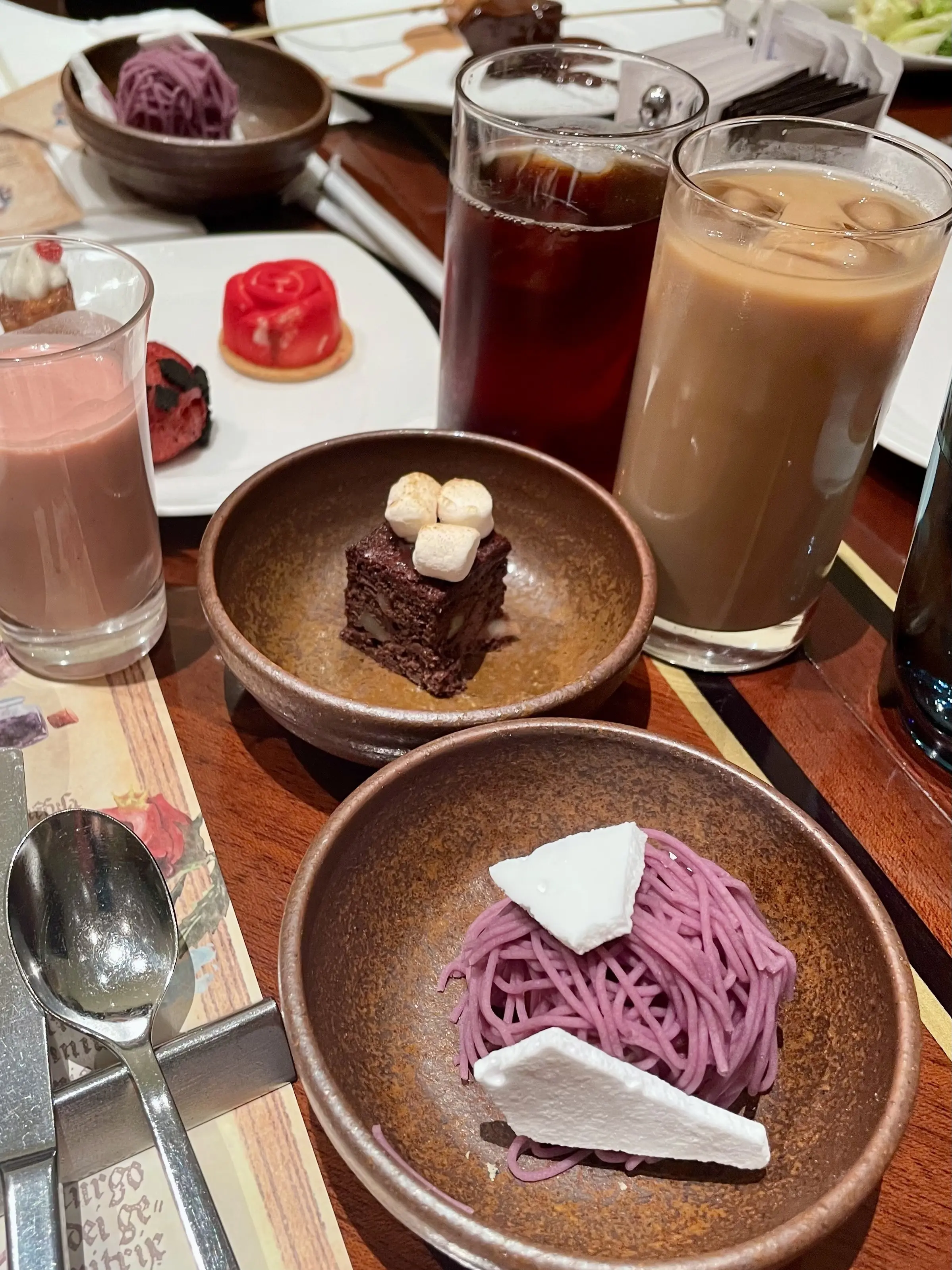ショコラドリンク、魔女と魔法使いの学校、ヒルトン、Hilton、ヒルトン東京、Hilton Tokyo、Hilton TOKYO、マーブルラウンジ、ヒルトン東京マーブルラウンジ、Marble Lounge、期間限定、秋のスイーツビュッフェ、スイーツ、ビュッフェ、スイーツビュッフェ、ケーキ、デザート、オレンジ、ワンピース、ノースリーブ、ノースリーブワンピース、Aラインワンピース、シンプルワンピース、ロングヘア、ダイヤ、ジュエリー、ペンダント、一粒ダイヤ、羽、羽バッグ、カゴバッグ、バッグ、ビジューバッグ、グレー、グレーバッグ、パンプキン色、ハロウィン、ハロウィン風、ハロウィン風ワンピース、ハロウィン、ハロウィンイメージ、ハロウィンカラー、ハロウィンオレンジ、生搾りモンブラン、紫芋、紫芋モンブラン、生搾り紫芋モンブラン