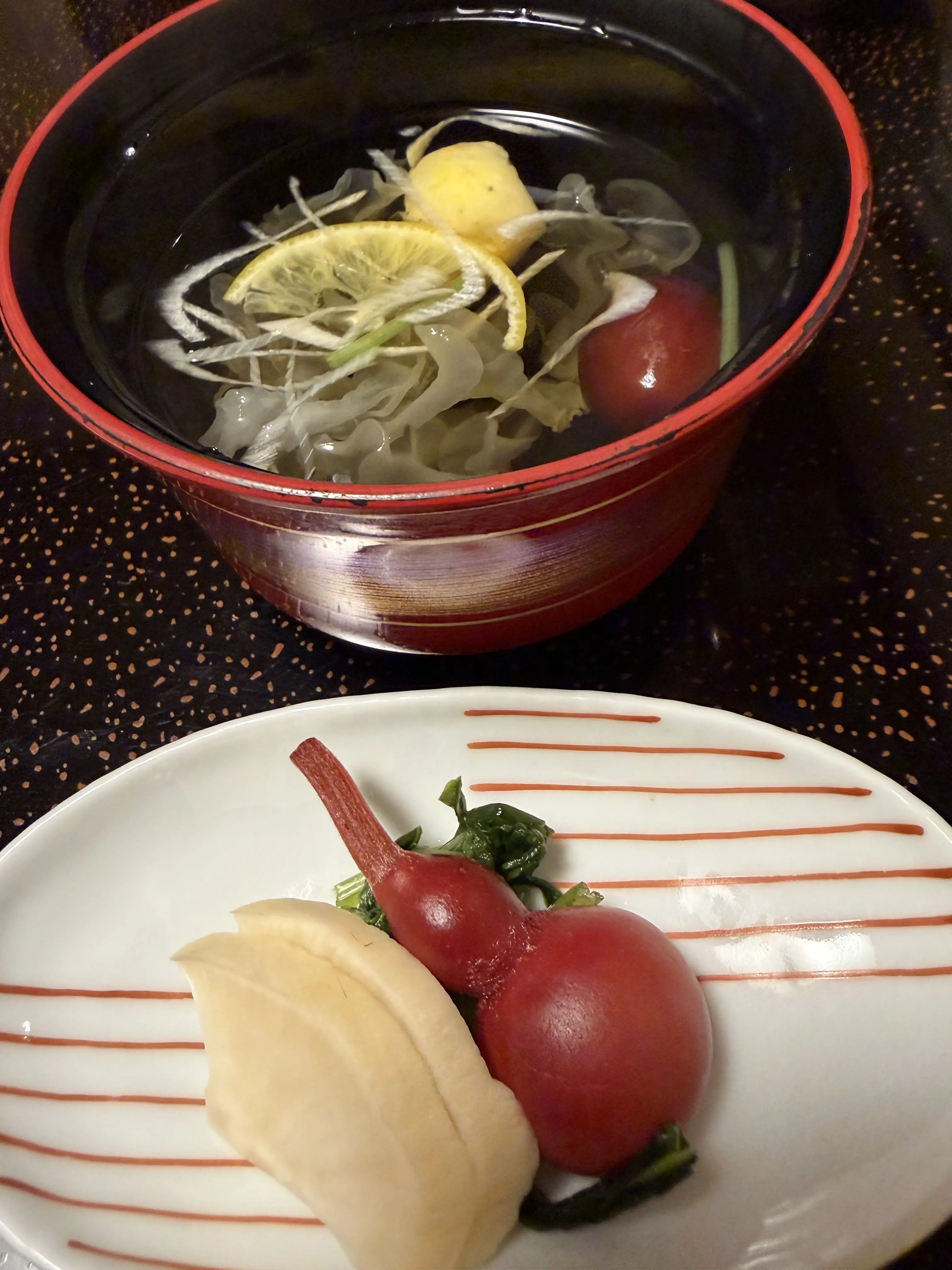 出汁が効いた吸い物と瓢箪形の漬物