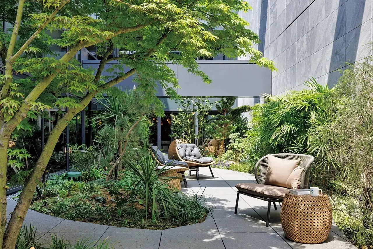 緑あふれる、吹き抜けのガーデンテラス。ゆったりとした時間を過ごせる