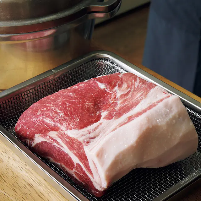 肉は必ず室温にもどしてから調理する。全体に塩をまぶして、しばらくおく。