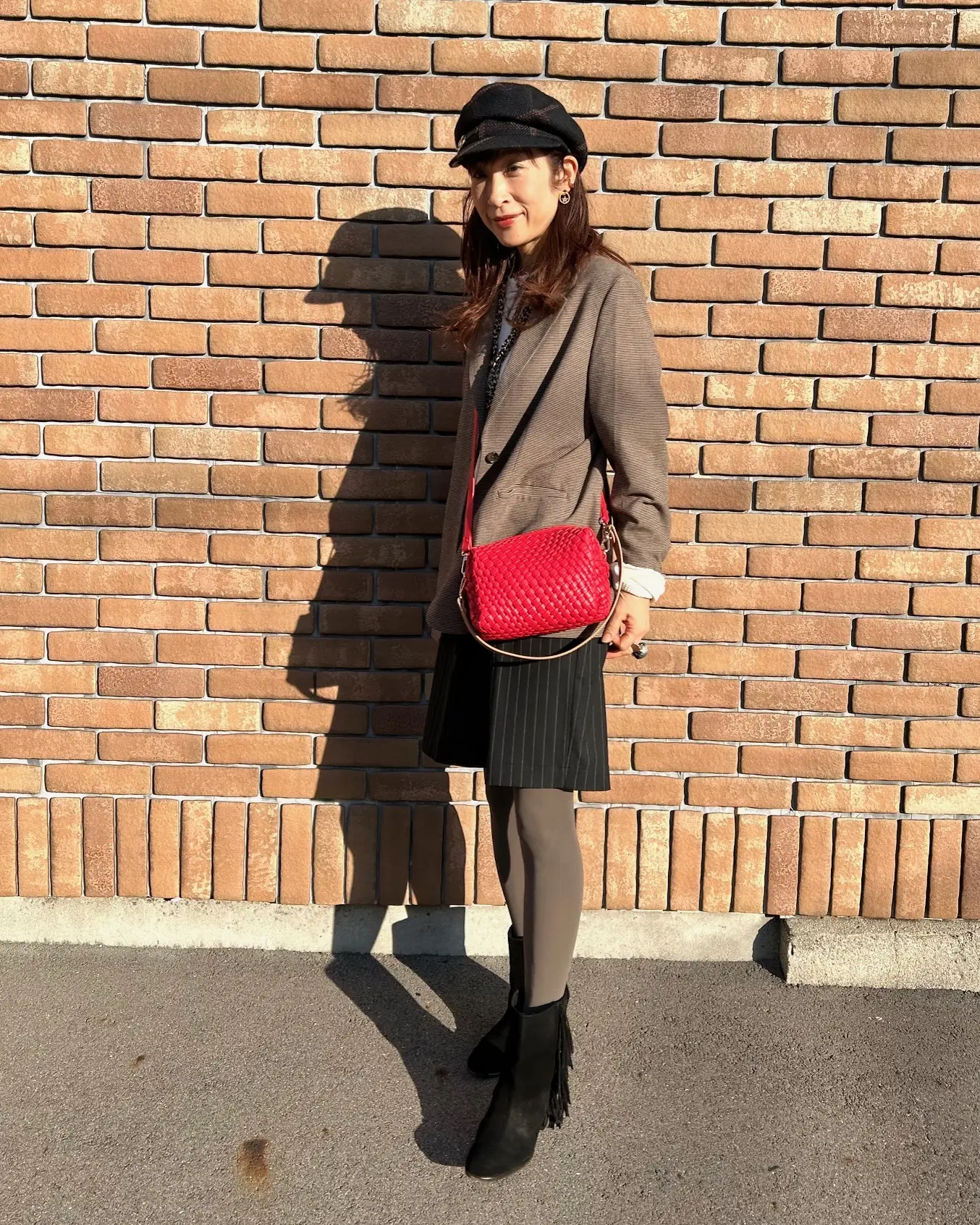 無印良品のブラウンジャケットに赤いバッグを効かせて♪_1_4