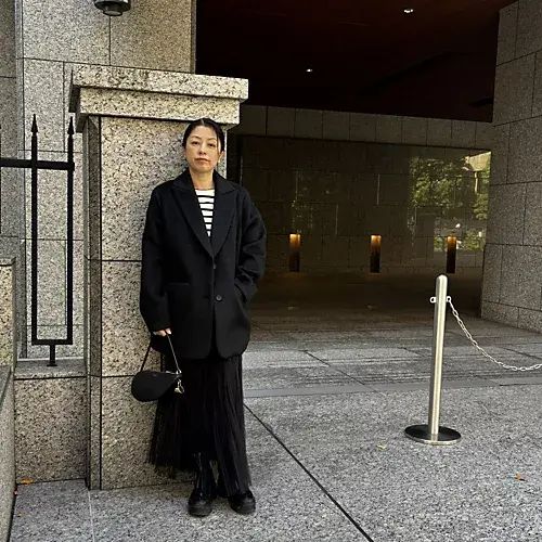 スタイリスト福田亜矢子さん　イーバイエクラ　軽量コートジャケットを着用