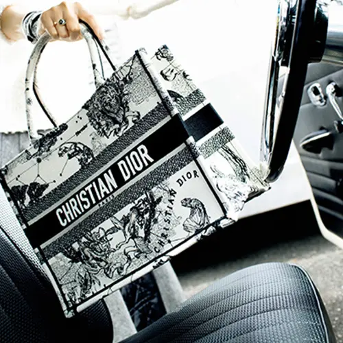 【どんなコーデも格上げする】DIOR ミディアムトートバッグ 新作】DIOR Miss Dior♪Dior Book Tote バッグ ミディアム (Dior