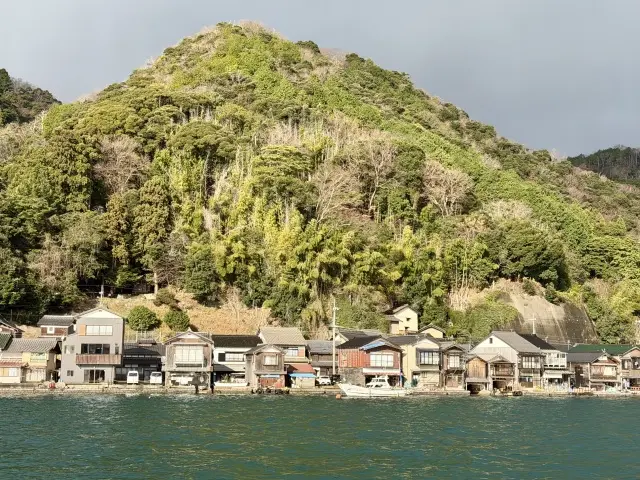 国の「重要伝統的建造物群保存地区」に選定されている。美しい町。向井酒造。海に一番近い酒蔵。