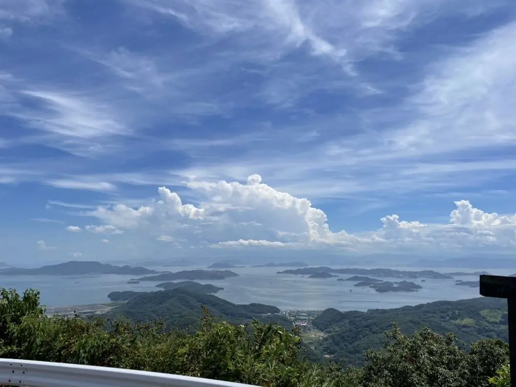 展望台からの景色　雲　空　瀬戸内海の島々