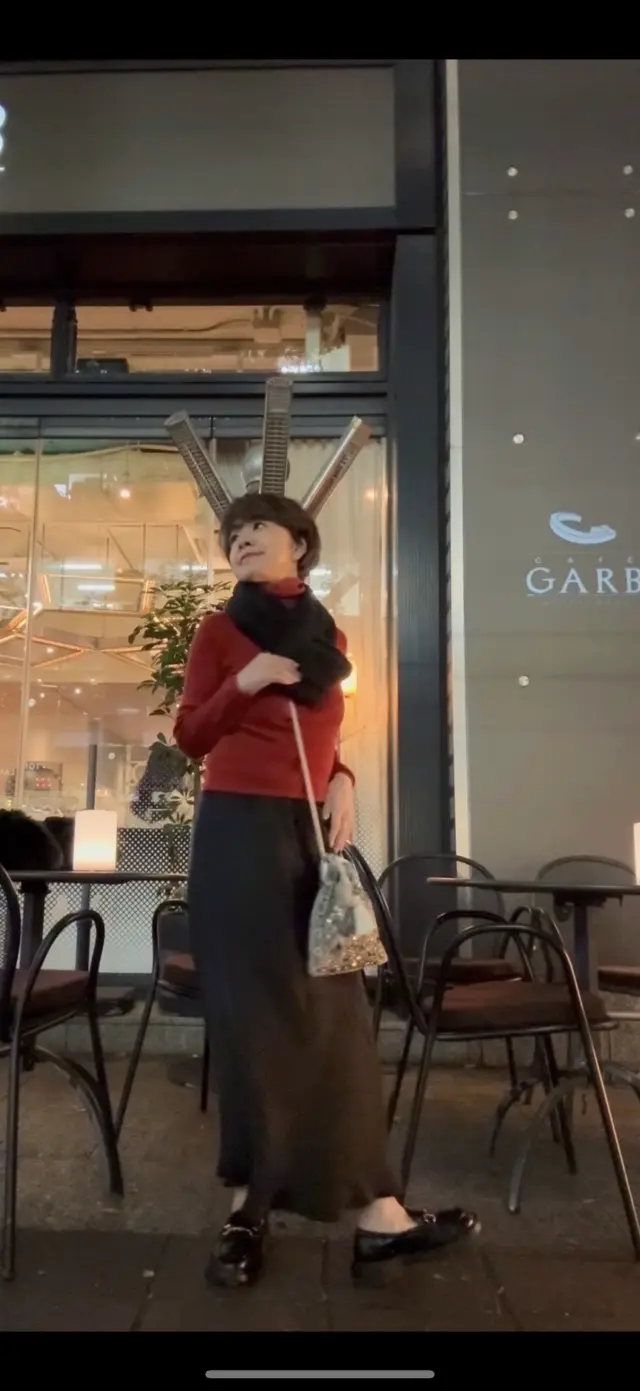 秋寒は無印良品の赤のトップスで温もりをチャージして、夜の丸の内へ_1_1