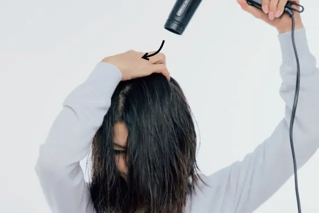 分け目が即目立たなくなる乾かし方　後頭部から前方へ風を当て根元を持ち上げて乾かす