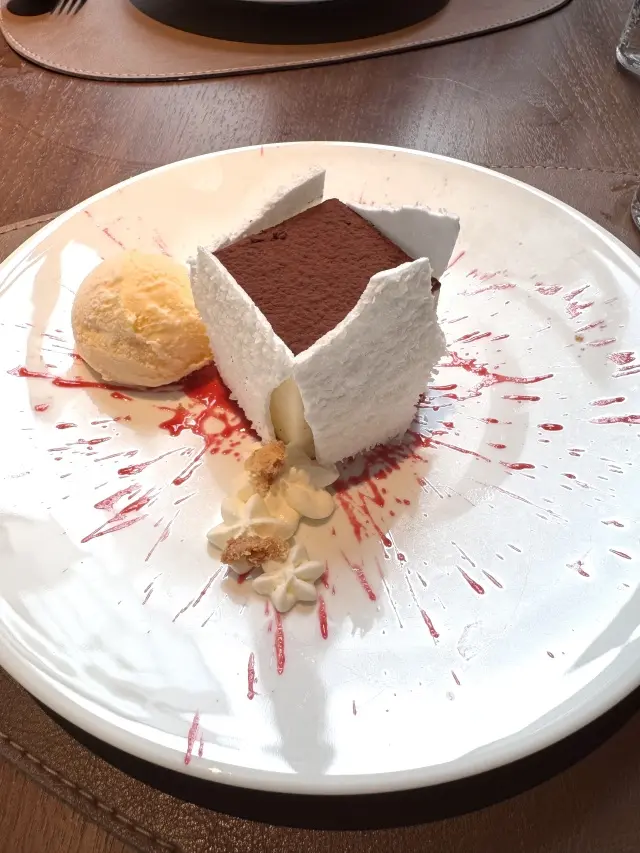 モノトーンコーデで楽しむ真夏のスタイリッシュランチ_1_9