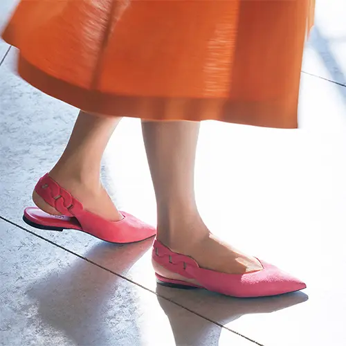 ピンク色が春らしさを高めてくれる「エルメス」のバックストラップ靴