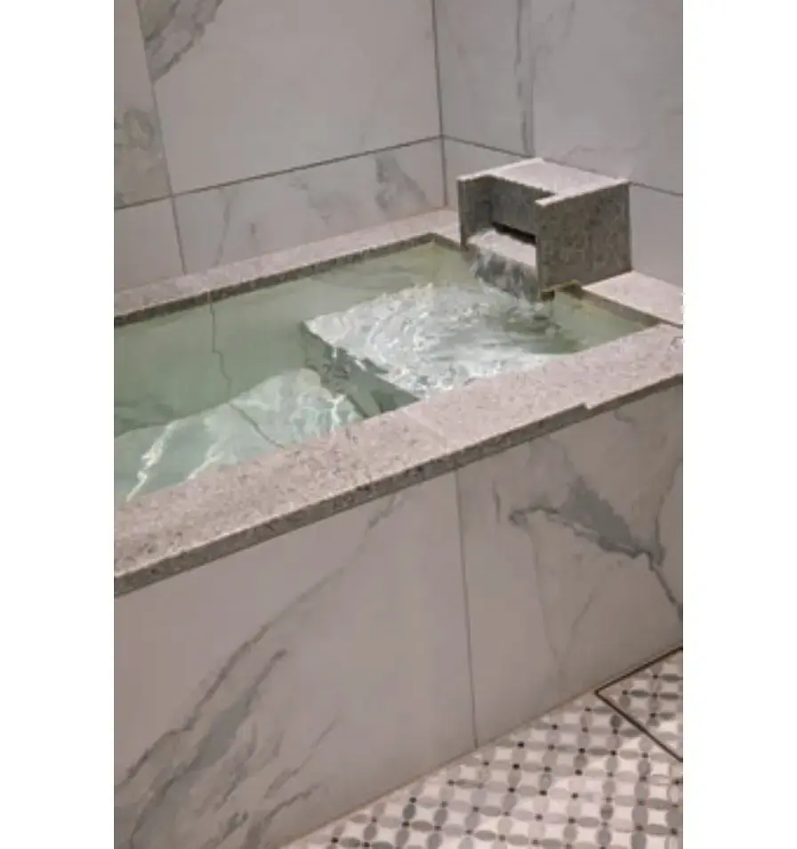 バスタブに流れる温泉は、軽井沢の塩沢温泉からの運び湯。“熱の湯”と呼ばれる保温効果に優れたお湯