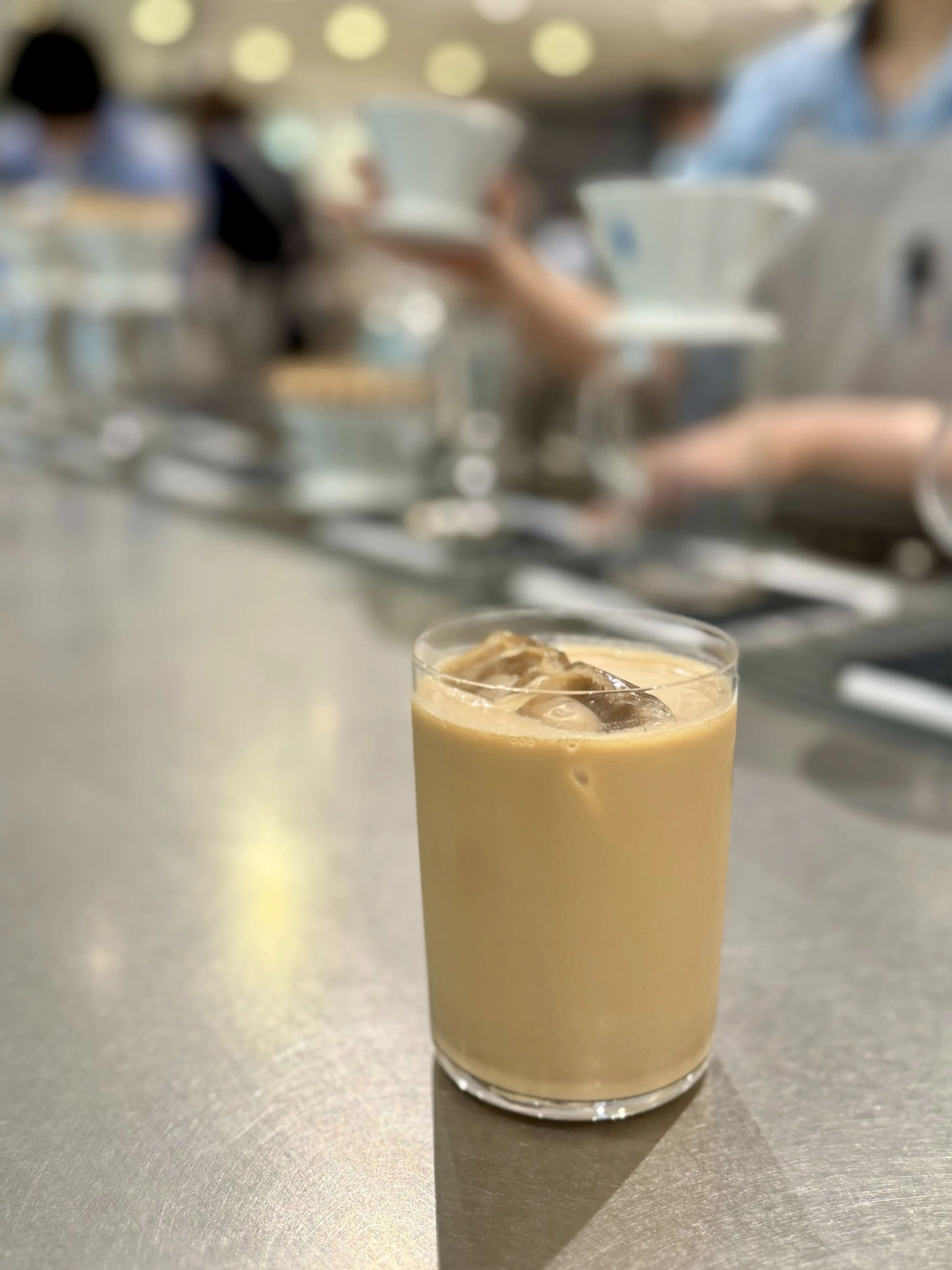 品川　ブルーボトルコーヒー　店内写真　アイスカフェラテ
