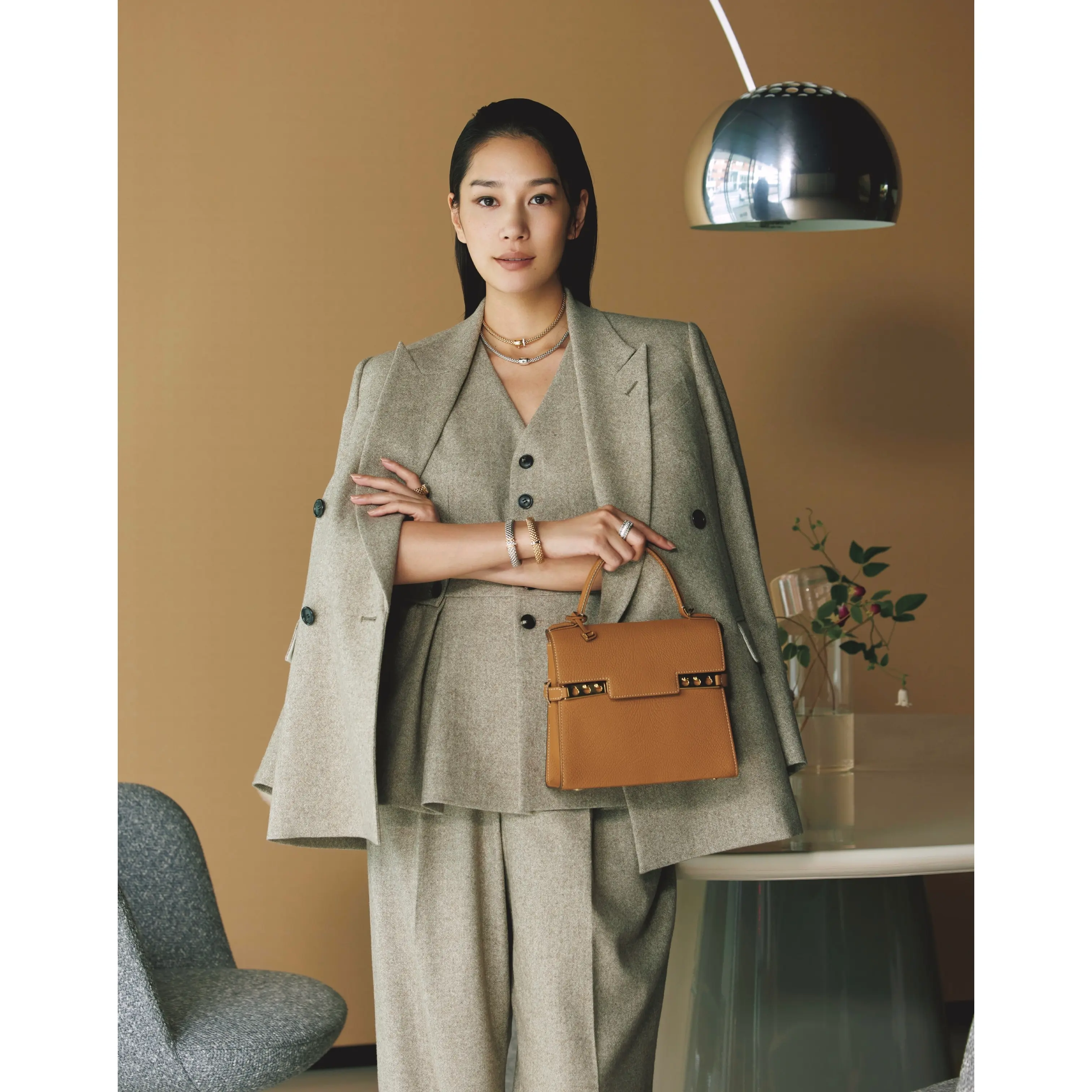 ベージュジャケットとベスト、パンツのスリーピースを合わせたコーディネート　モデル・大塚まゆか