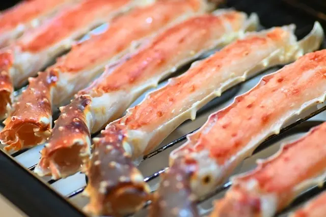 北海道産　生たらばがにをグリルで焼いているところ