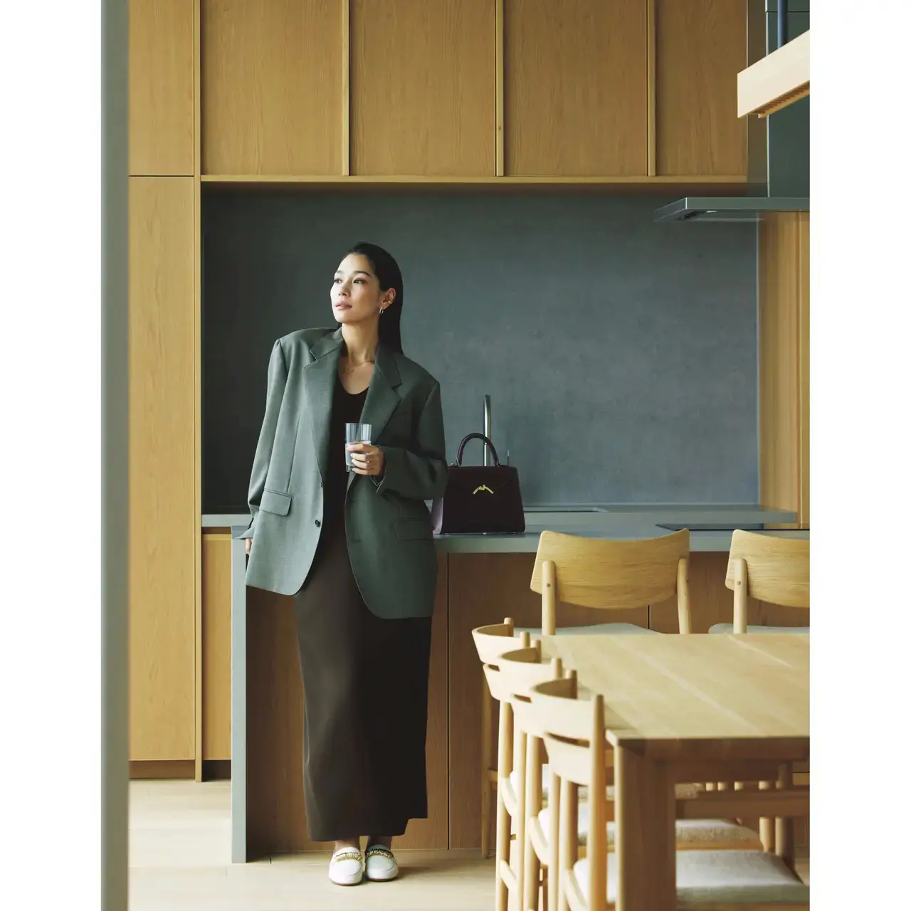 ゆるさが今どきなビックジャケットは、ダークカラーでまとめて印象を引き締める。