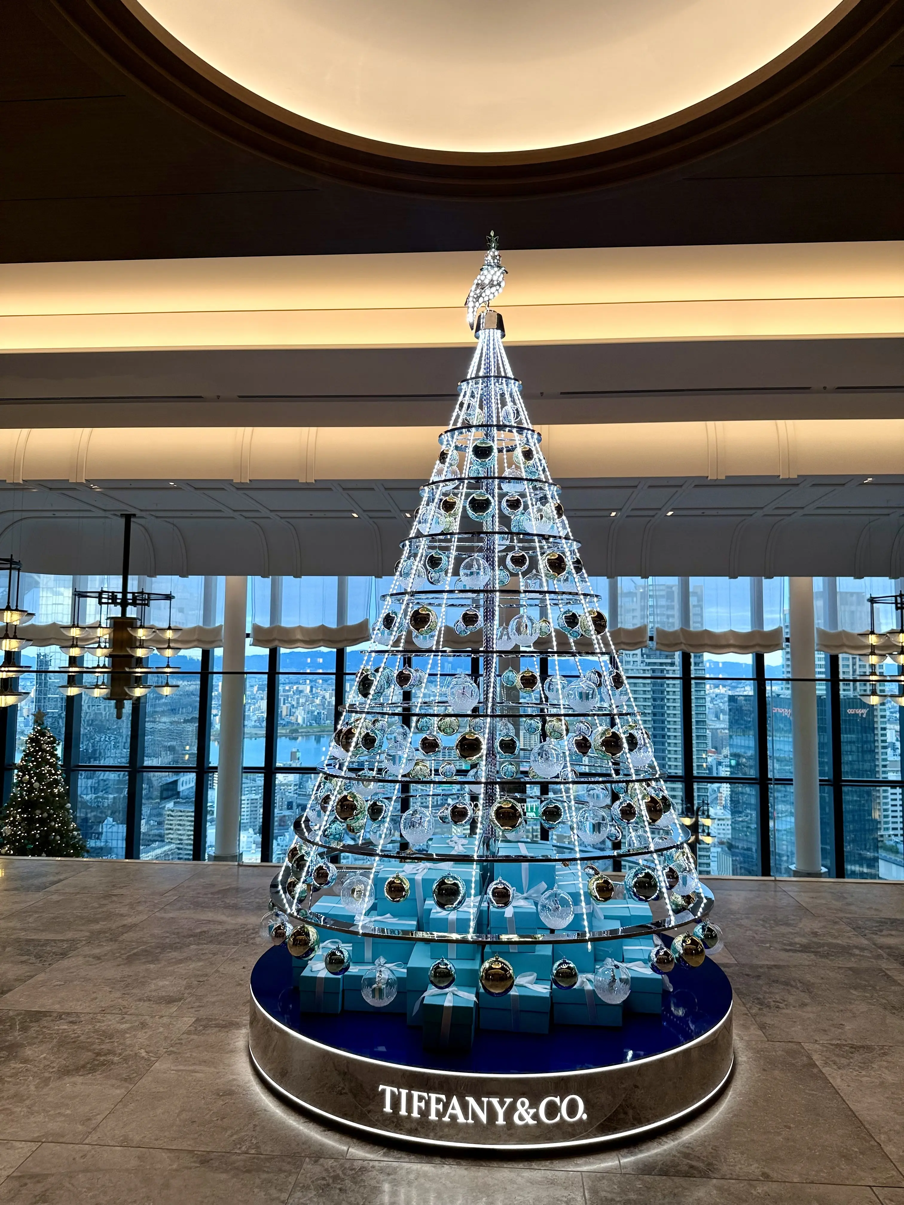 大阪　ウォルドーフ・アストリア大阪　ティファニーコラボ　クリスマス　クリスマスツリー　ピーコックアレー　ティファニー　ティファニーツリー　ティファニーブルー　クリスマスツリー　ZARA デニムワンピース　デニムミディワンピース　　