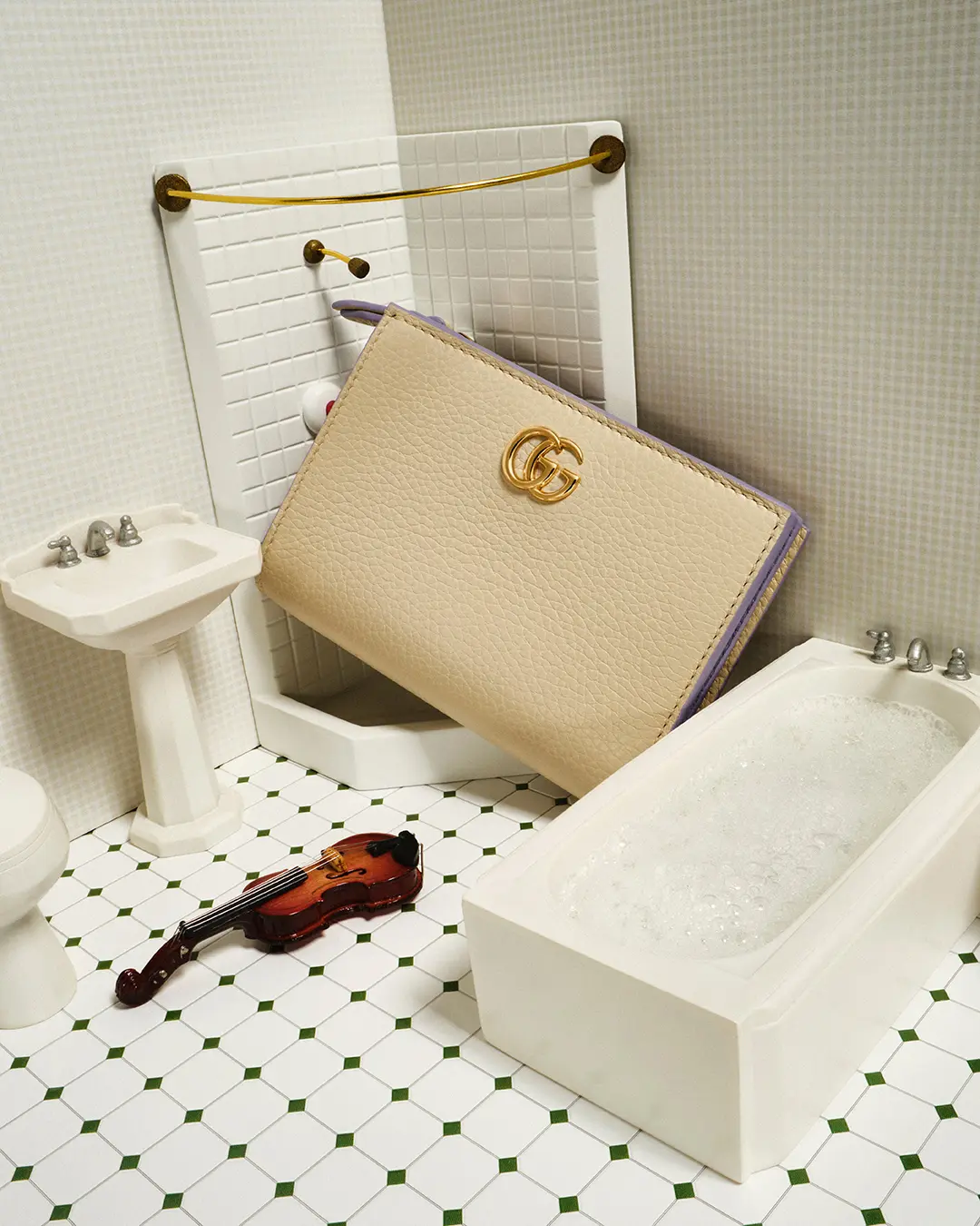 グッチ　クリームカラーの二つ折り財布