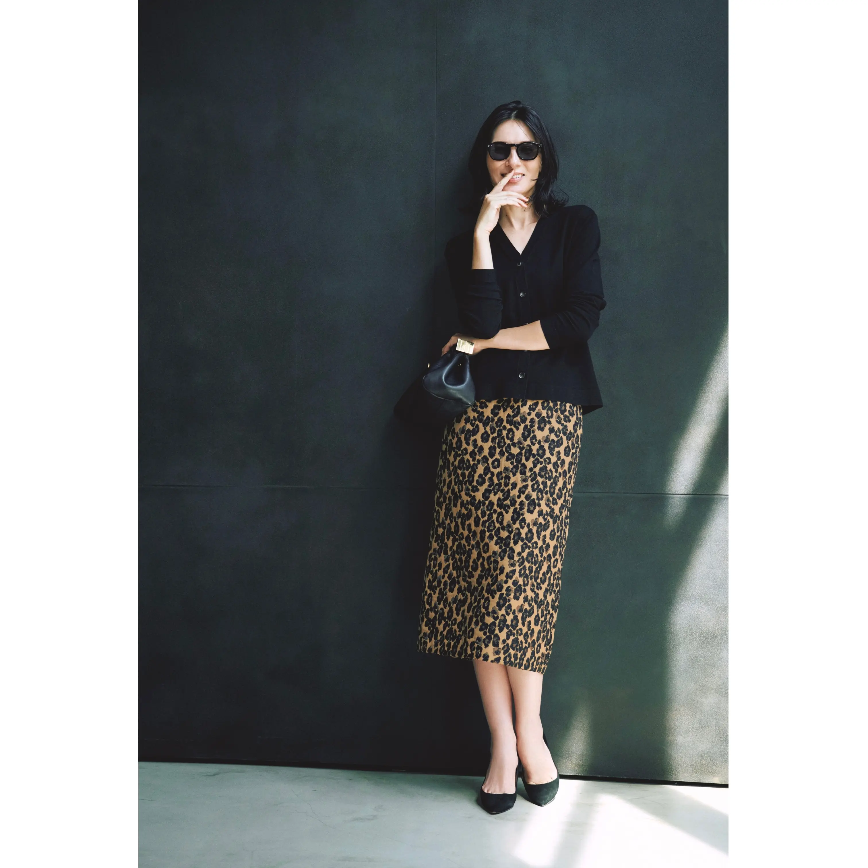 黒ニットカーディガンにレオパード柄タイトスカートを合わせたコーディネート　モデル・田沢美亜