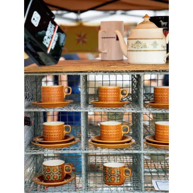 京都の平安蚤の市の英ホーンジー社のヴィンテージのカップ＆ソーサーが並ぶコーナー 