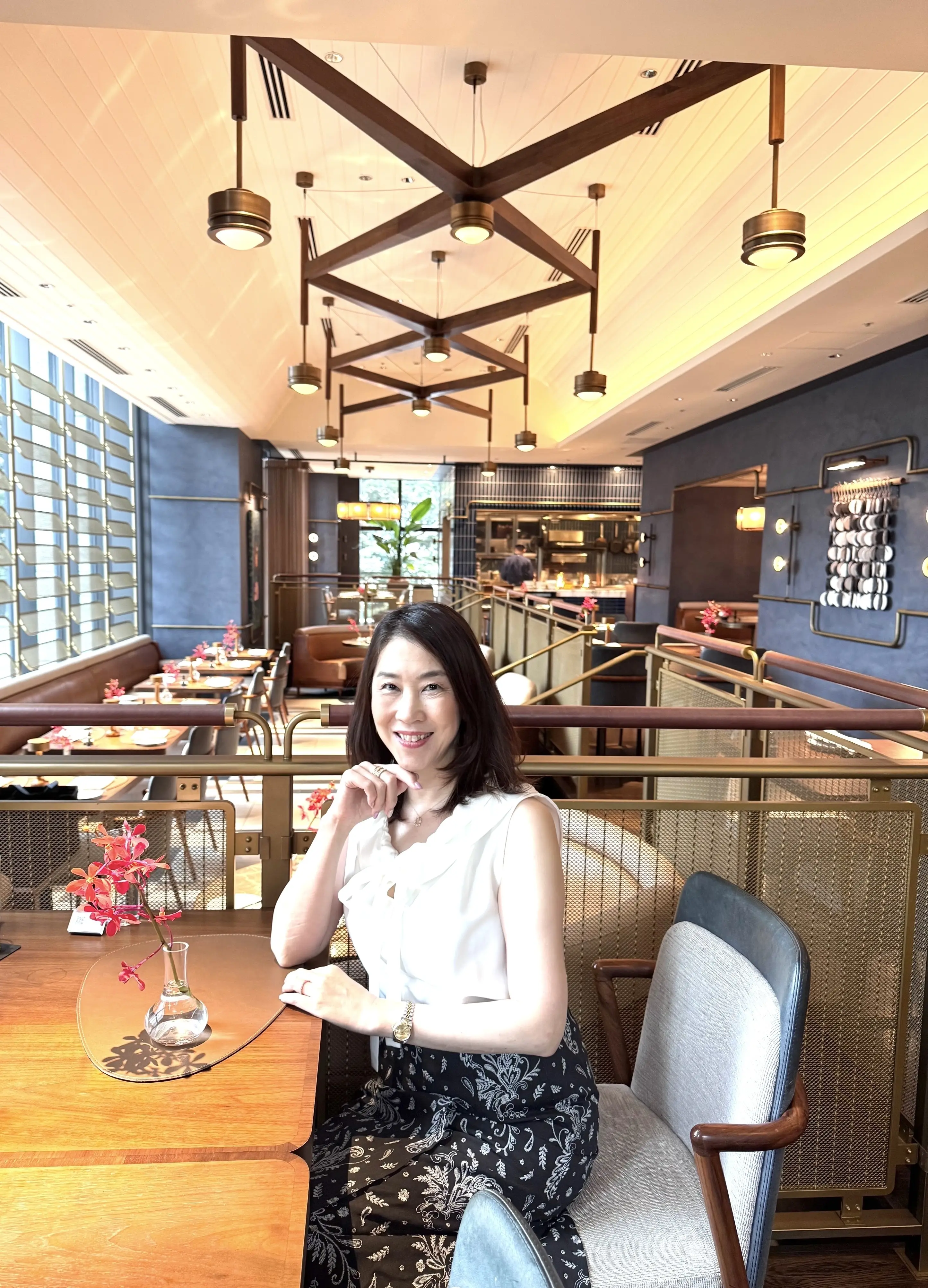 モノトーンコーデで楽しむ真夏のスタイリッシュランチ_1_4