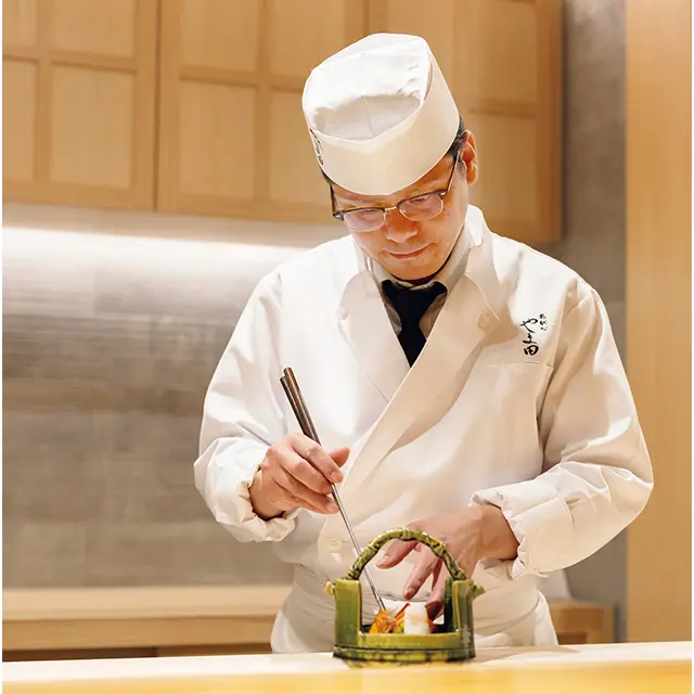 カウンタ ーで料理を作るのは料理人歴35年 にして初めてだそうで「身が引き 締まる思いです」と、山田さん。 