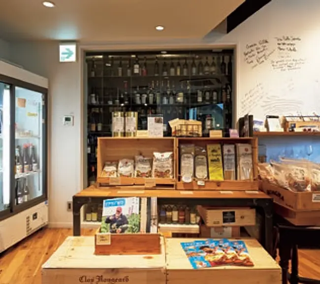 50代　ひとり旅　つくば　イタリアンワイン　WINE&amp;FOOD YUHARA 店内写真　食材やワイングラスなども販売　