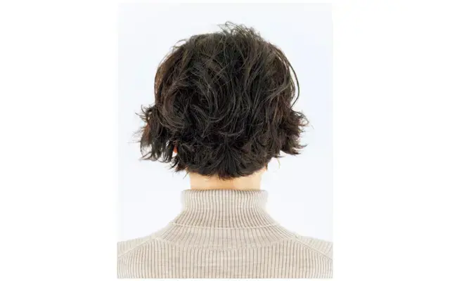 【50代髪型・ヘアスタイル】くせ毛を活かしたパーマで魅力度アップの“こなれショート”