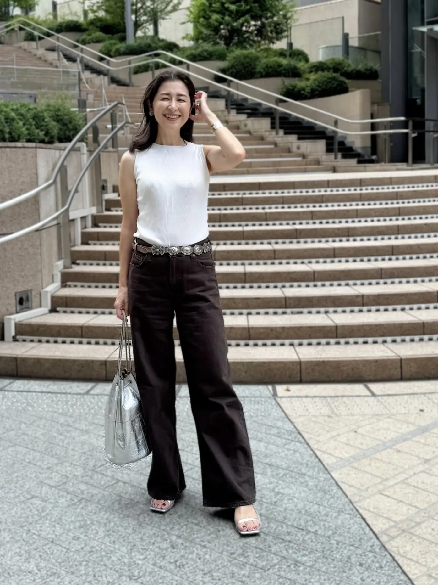 ブラウン色デニム　白ニット　コンチョベルト　シルバー色バッグ　シルバー色サンダル　H&amp;M GU