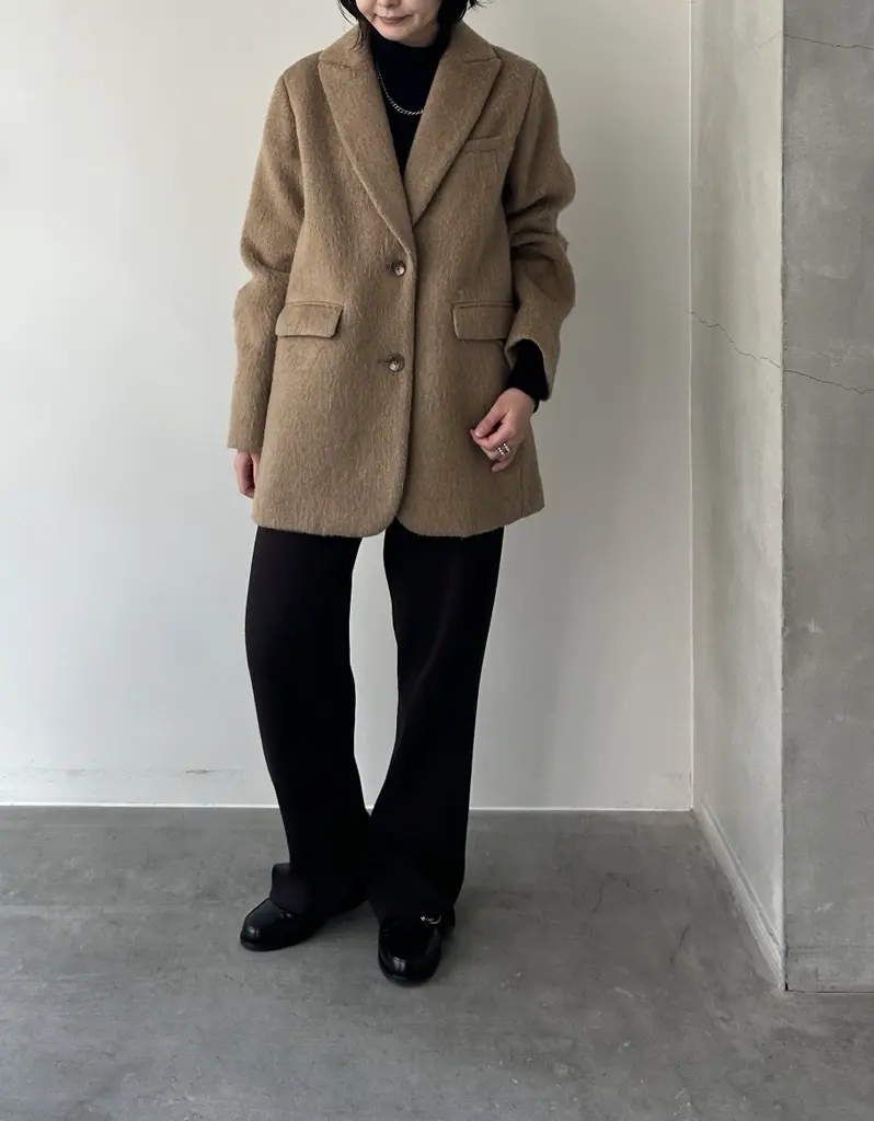 éclat premiumエディターMK、イーバイエクラ「軽量コートジャケット」を着用