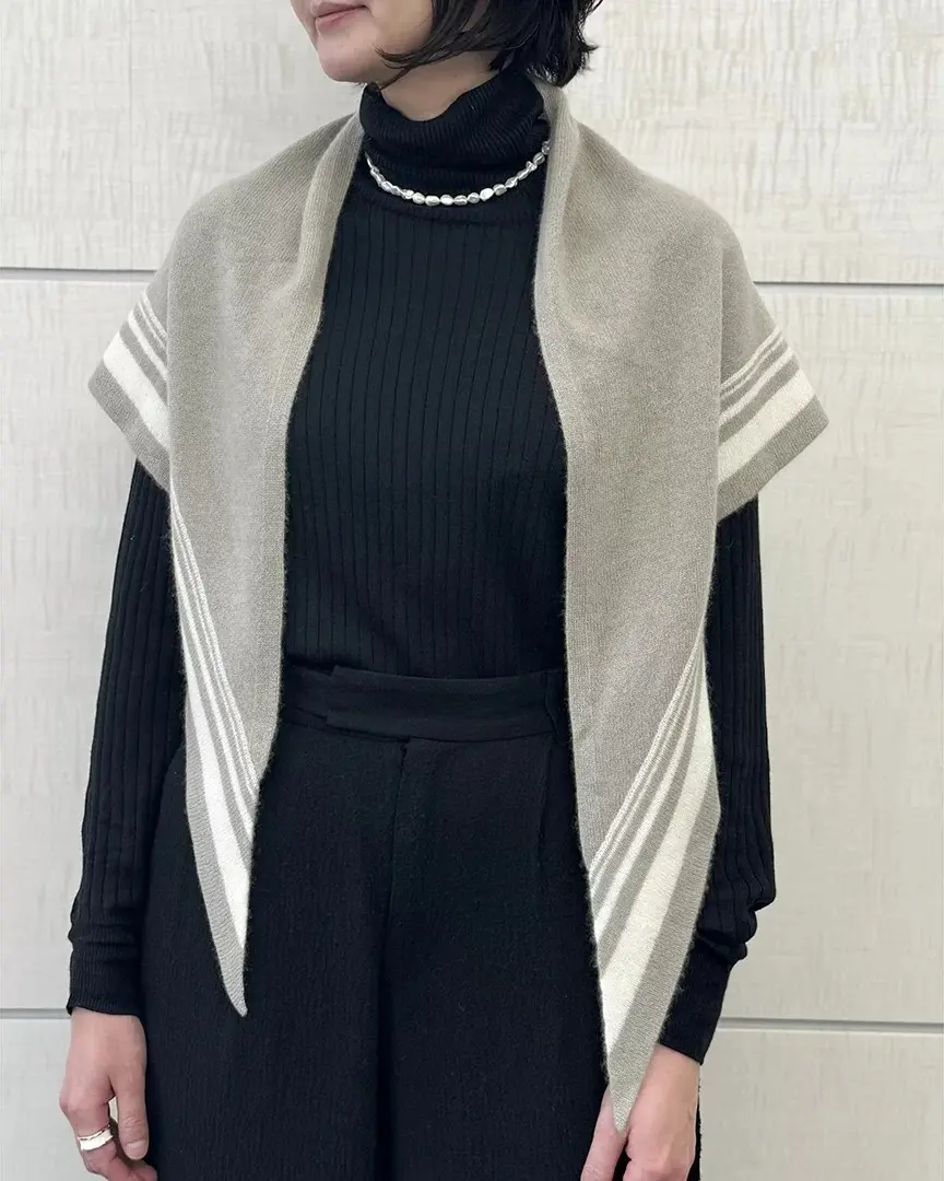 ストールの巻き方6選｜冬コーデを格上げするカシミヤ三角ストール【E by eclat・50代ファッション】_1_2