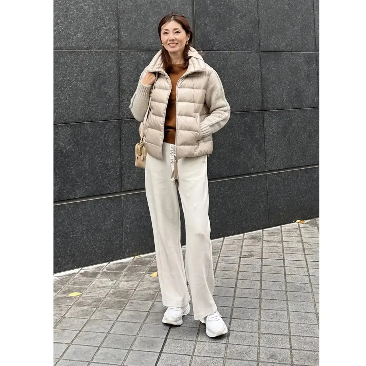 【50代の白パンツコーデ5選】マンネリ回避！暗くなりがちな冬ファッションに爽やかさをプラス