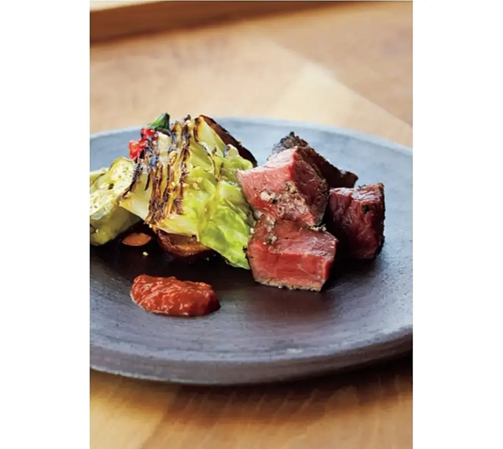 肉はマルシンやランプなどの赤身が多い部位を使用し、付け合わせの野菜やソースは頻繁に変わる