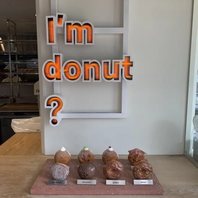 可愛いI&#039;m donut？の看板とオブジェ