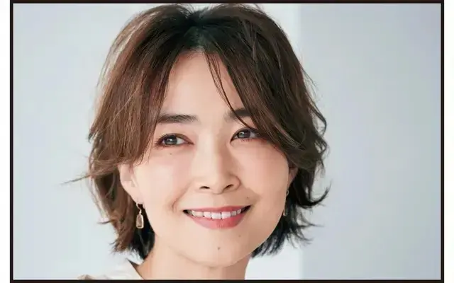 大人に似合うセンターパートが今っぽいショートボブ