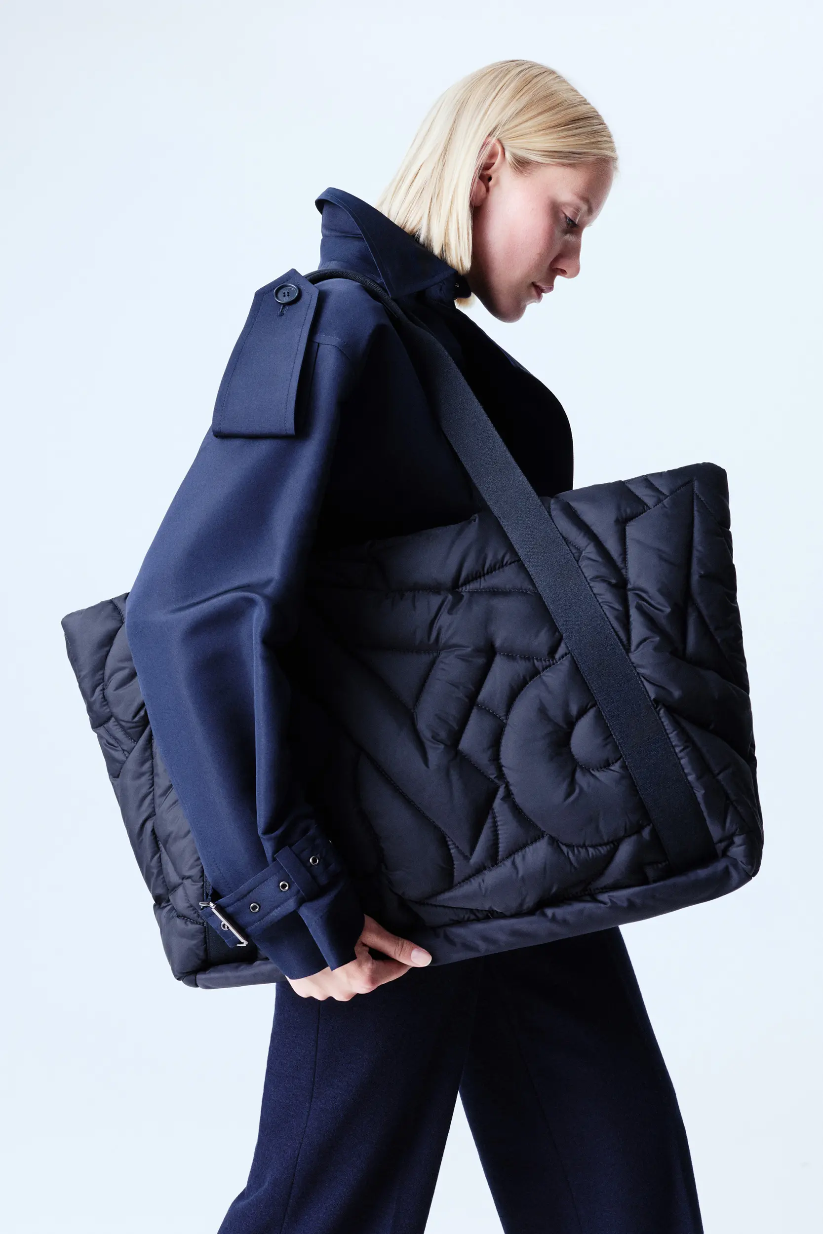 バッグ「アクリス アレクサ ラージ」を持った女性モデル