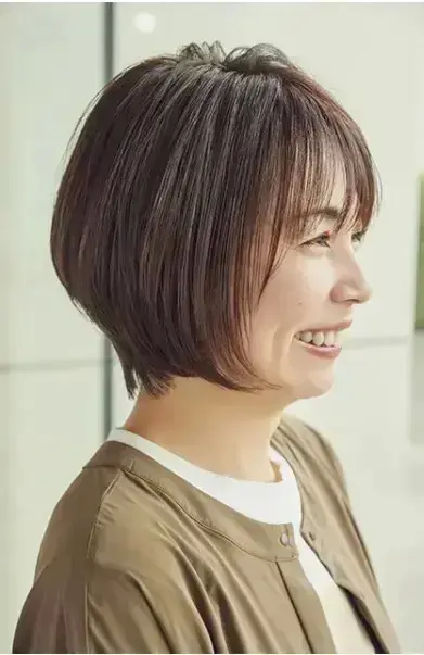 ふんわりとした分け目が若々しいショートヘア
