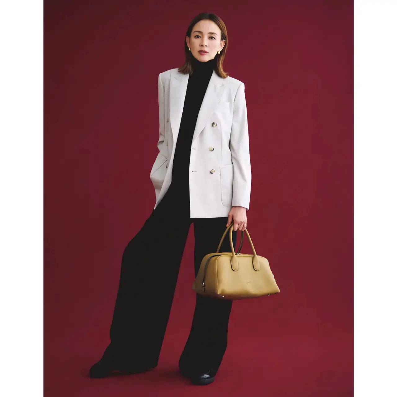 リュクスな素材感とクリーンな白で着る人を美しく見せるジャケットをコーデの主役に！気温9℃