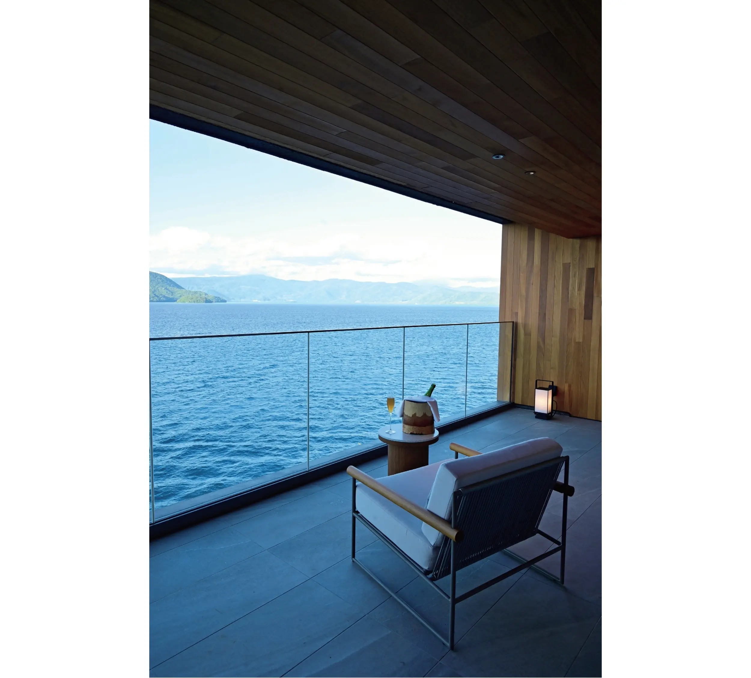 大人のひとり旅　北海道・洞爺「BOUROU LAKE TOYA」　バルコニー