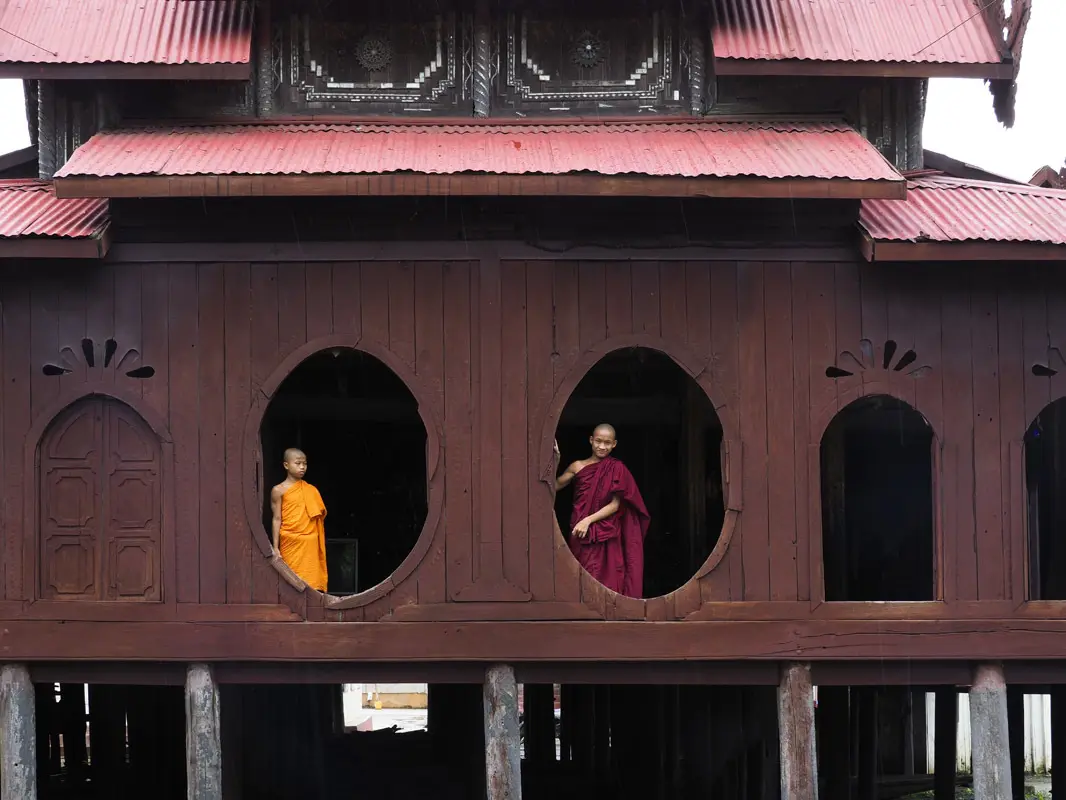 ミャンマーで僧院の丸窓はたいへん珍しく、窓辺に佇む若い僧は絵になります。