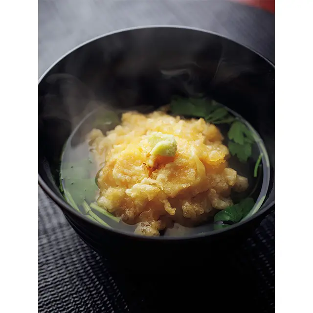 締めは「天 丼」もしくは「天茶」を選べる。日本酒が充実しているが、シャンパーニュや白ワインもそろえる