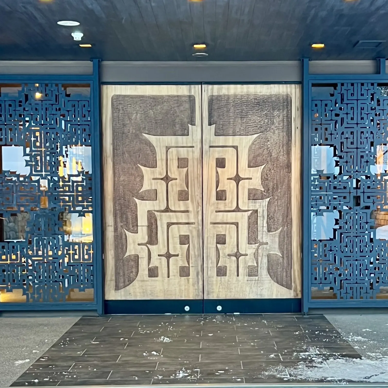ニセコの宿　ニセコ昆布温泉 鶴雅別荘 「杢の抄」入り口の扉