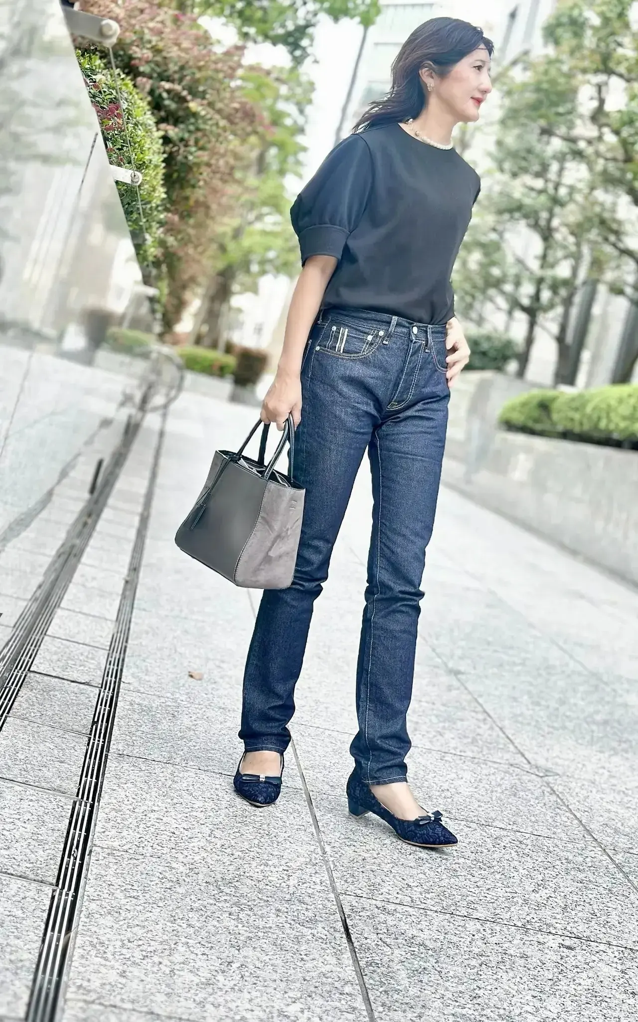 【おしゃれな50代の「ZARAコーデ」】高見え必至！華やか小物やカラーアイテムでシンプルな初夏の装いを格上げ