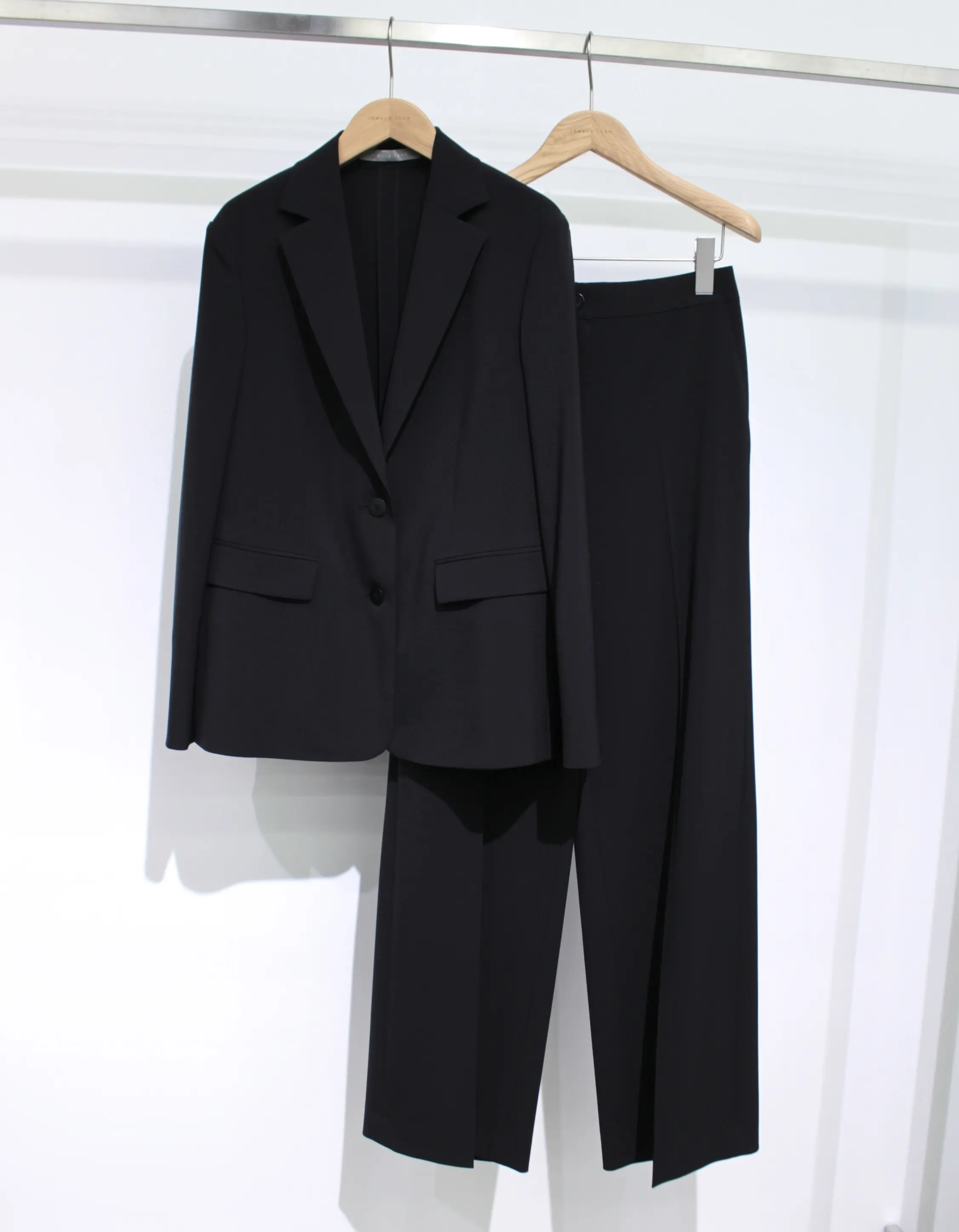 theory luxe　黒のジャケットとワイドパンツのセットアップ