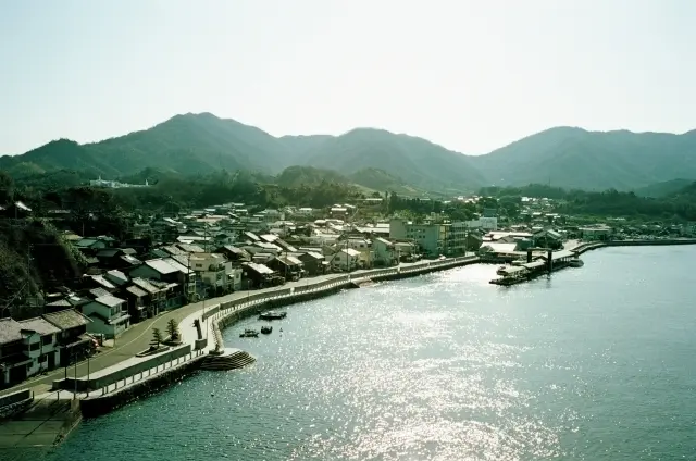 瀬戸田は、江戸末期から明治に盛んだった製塩業や造船業、北前船の西回り航路での船着き場