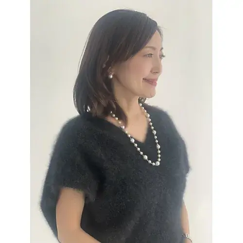 エクラ華組　宮原江里子さんがボン マジックの白蝶ロングネックレスを着用