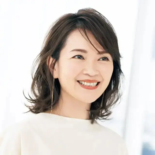 【最新】50代の華やかでおしゃれな「春のミディアムヘア」41選