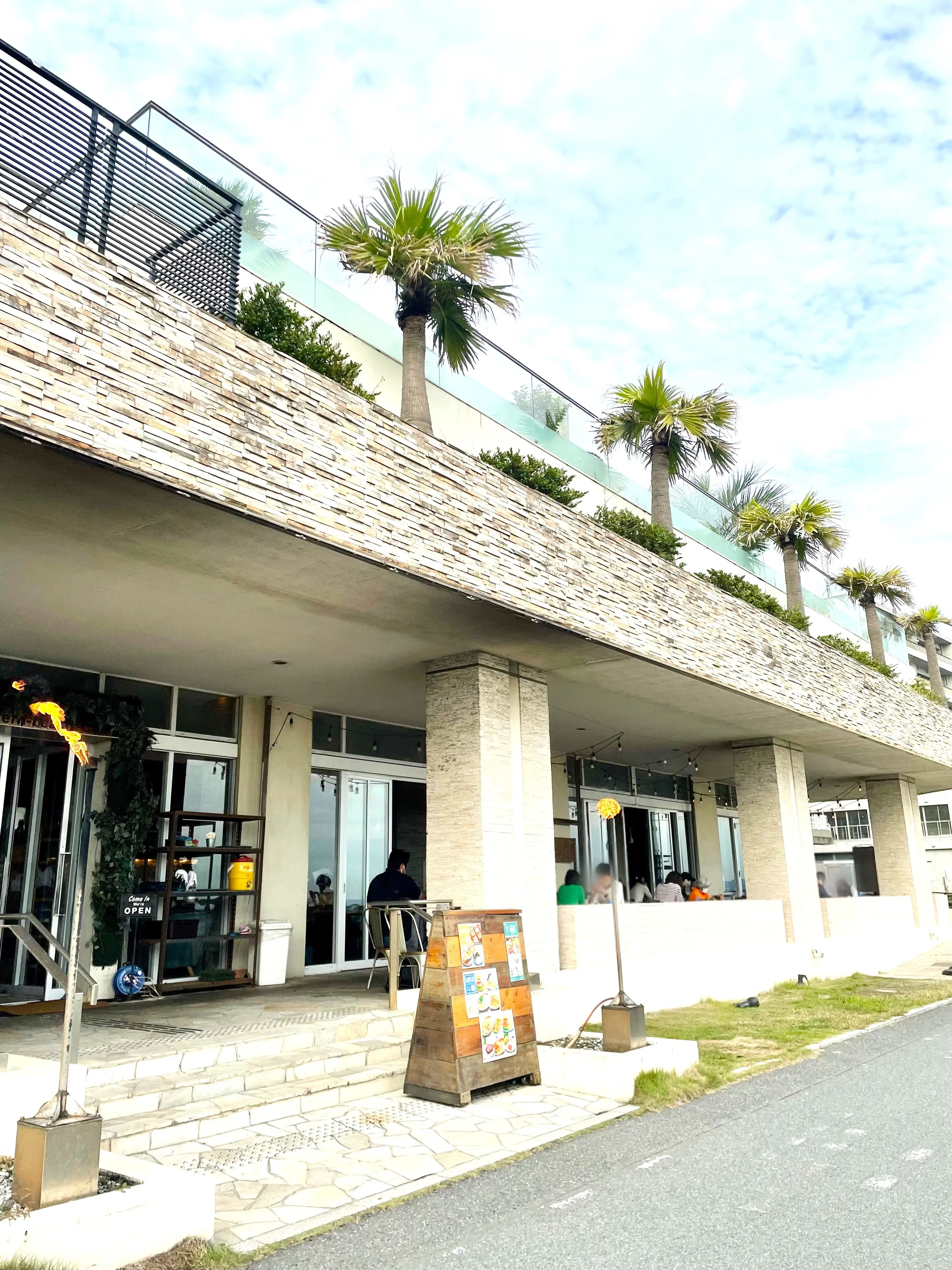 カフェ。Southern beach Cafe。サザンビーチカフェ。入り口。外観。茅ヶ崎。サザンビーチ。テラス席。