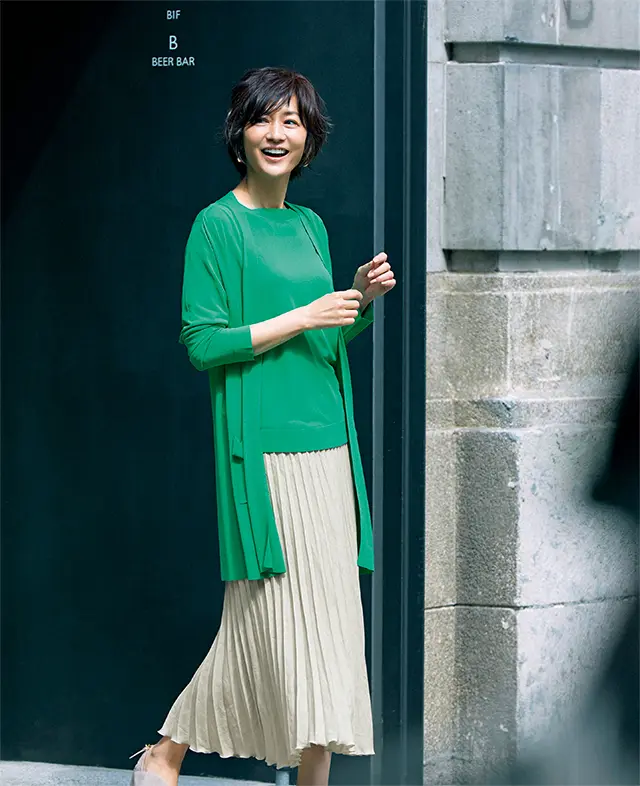 【Green Knit】使い勝手のいいニットは新鮮なグリーンで印象深く