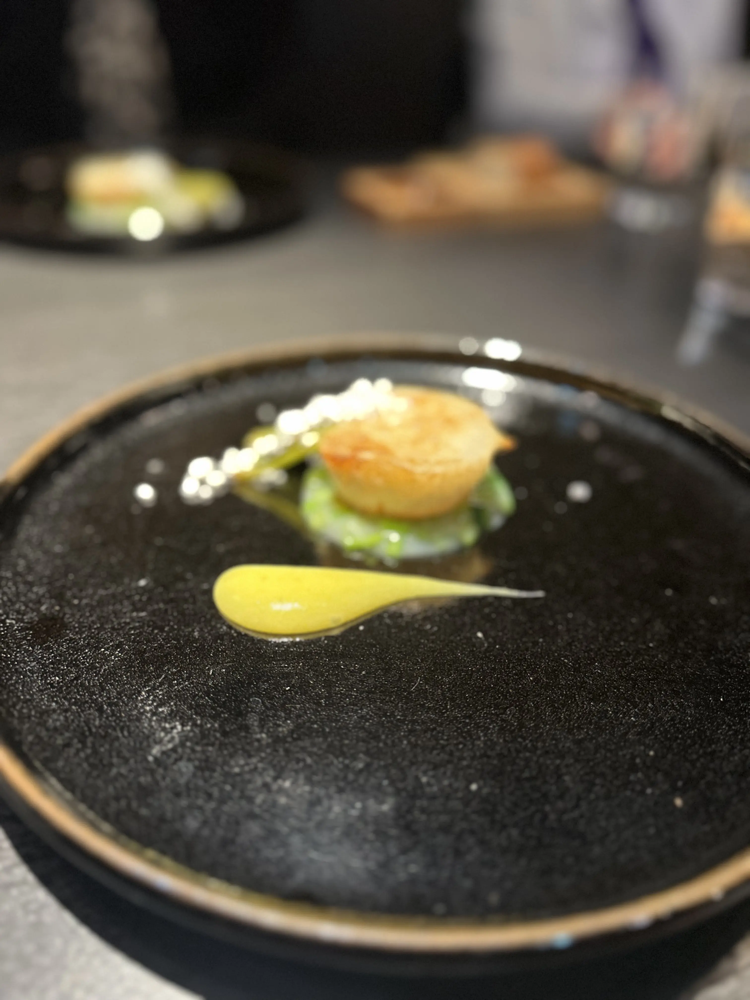 ネイビーに赤。大人は“差し色”で新年を制す_1_5-1