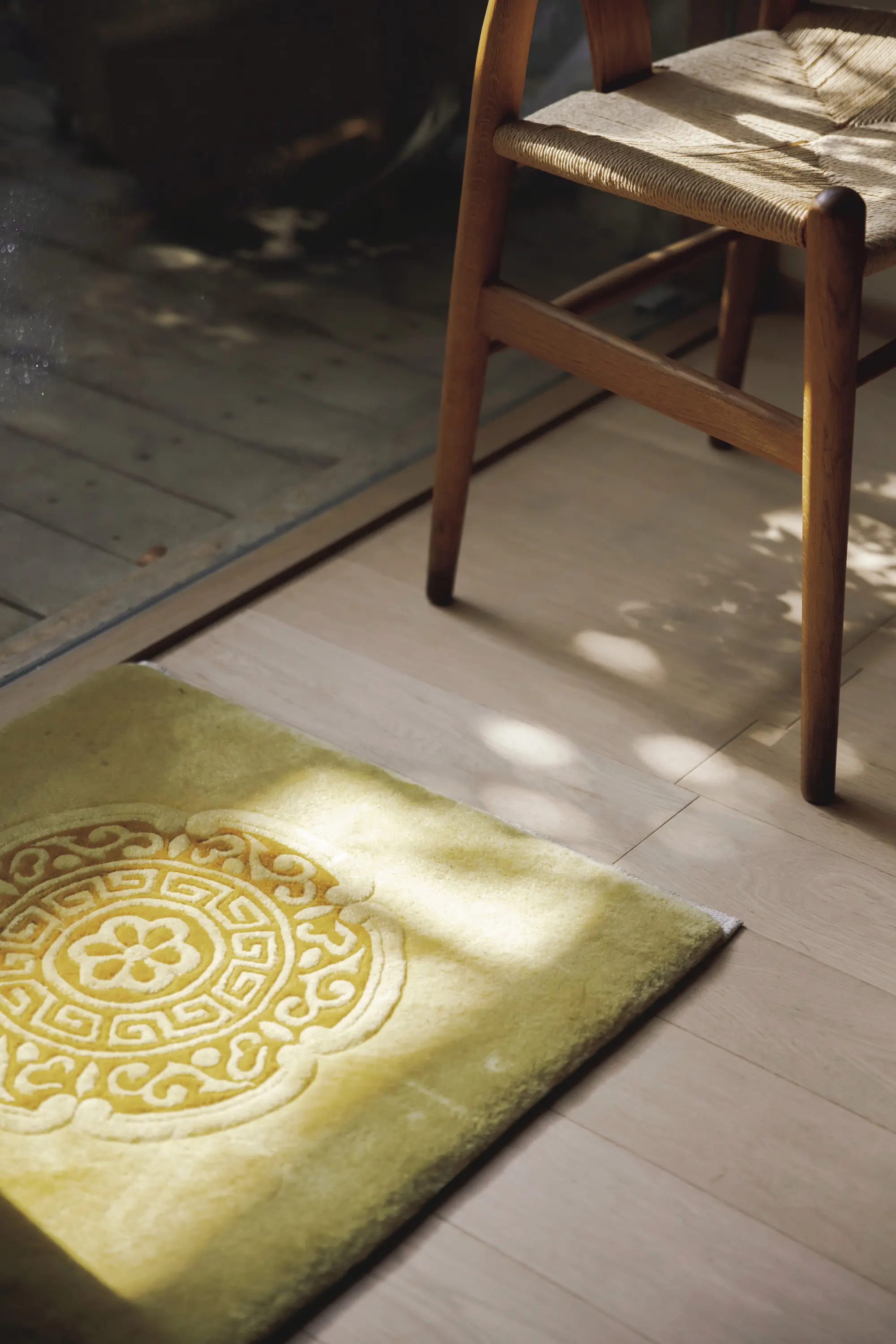 【50代の実家問題】美しく経年変化する素材を用いてリノベーション。“自分らしく住み継ぐ”という選択　野村友里さん　ラグマットは山形緞通の約50〜60年前のもの。手織りで密度高 くていねいに織り上げられ、ふかふかの足ざわり